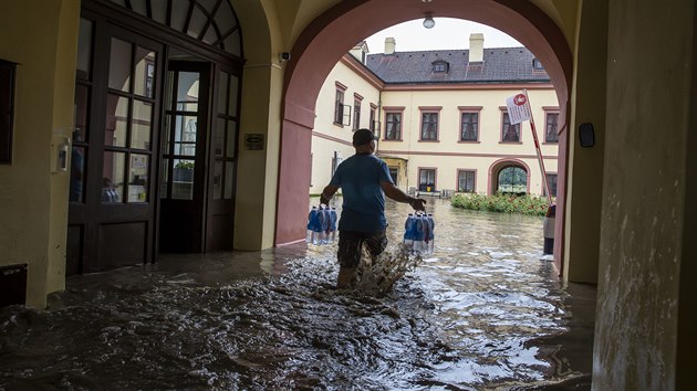 Hasiči kvůli velké vodě evakuují Domov pro seniory v Heřmanově Městci. (14.... Hasiči kvůli velké vodě evakuují Domov pro seniory v Heřmanově Městci. (14....