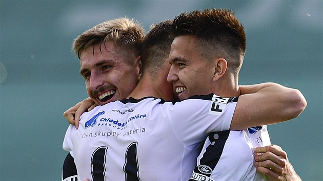 Královéhradečtí fotbalisté oslavují gól. Zleva Jakub Šípek, Erik Prekop a... Královéhradečtí fotbalisté oslavují gól. Zleva Jakub Šípek, Erik Prekop a...