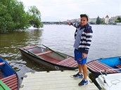 Vojtěch Šinfelt ukazuje na bójku.