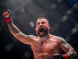 Karlos Vmola se raduje z vhry pod organizac Oktagon MMA.