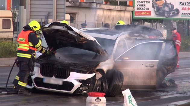Auto po nehodě shořelo na tramvajovém pásu, škoda je za milion - iDNES.cz