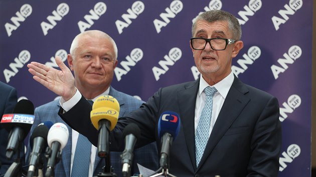Andrej Babi a Jaroslav Faltnek na tiskov konferenci hnut ANO ped jednnm Snmovny. (16. ervna 2020)