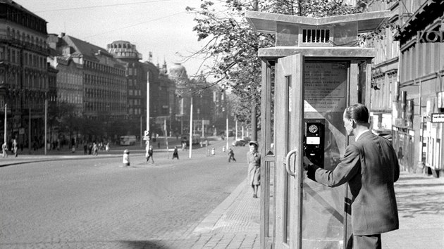 Na Vclavskm nmst a v hlavnch ulicch Prahy byly zboeny star telefonn budky a nahrazeny modernmi stnky, jejich architektura je vkusn vyeena pouitm velkch sklennch ploch a svtle moenho deva. Rovn i telefonn automaty jsou modernizovny. Nen ji teba se naklnti a mluviti do kouzeln sknky, nebo automat je vybaven normlnmi sluchtky s mikrofonem. (dobov text)