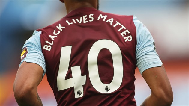 Fotbalist v Anglii maj v vodnch zpasech po koronavirov pauze na dresech msto vlastnch jmen slogan Black Lives Matter. Na snmku Tyrone Mings z Aston Villy.
