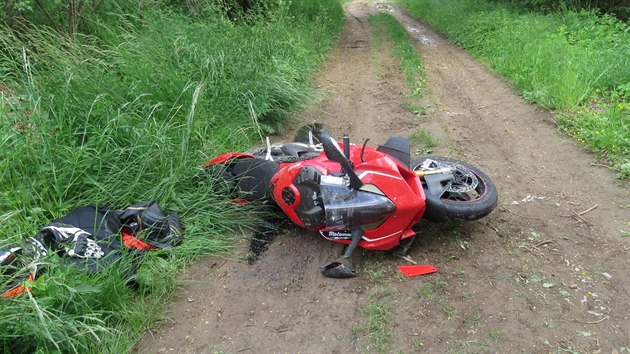 Motork, kter se spolujezdkyn ujdl na Blanensku policistm, havaroval na poln cest.