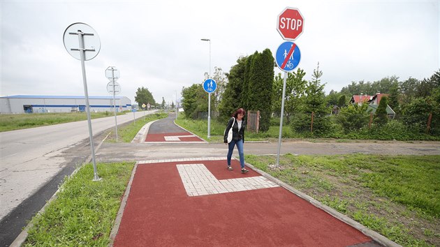 Nová cyklostezka na západním okraji Ždírce nad Doubravou křižuje několik místních komunikací a odboček do areálů firem.
