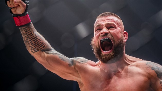 Karlos Vmola se raduje z vhry pod organizac Oktagon MMA.