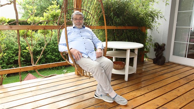 Doktor Radim Uzel si z houpacho kesla na terase rd uv pohled na bjen upravenou zahradu.