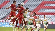 Benjamin Pavard a Serge Gnabry z Bayernu Mnichov hlavičkují v utkání proti... Benjamin Pavard a Serge Gnabry z Bayernu Mnichov hlavičkují v utkání proti...