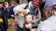 Policie nastříkala sedmiletému dítěti v Seattlu do očí pepřový sprej Policie nastříkala sedmiletému dítěti v Seattlu do očí pepřový sprej
