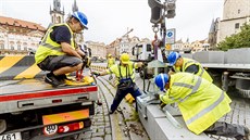 Žluto-černé citybloky na Staroměstském náměstí nahradily žulové zábrany. (19.... Žluto-černé citybloky na Staroměstském náměstí nahradily žulové zábrany. (19....