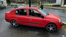 Výtržník rozmlátil auto sekerou. Výtržník rozmlátil auto sekerou.