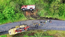 Vyprošťování převrácené zásahové hasičské cisterny, která havarovala při cestě... Vyprošťování převrácené zásahové hasičské cisterny, která havarovala při cestě...