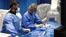 Kardiologové v pražské Nemocnici Na Homolce jako první v Evropě voperovali nový... Kardiologové v pražské Nemocnici Na Homolce jako první v Evropě voperovali nový...