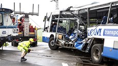 Vlak zůstal zaklíněný v autobusu, hasiči museli povolat těžkou techniku (14.... Vlak zůstal zaklíněný v autobusu, hasiči museli povolat těžkou techniku (14....
