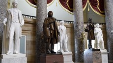 Jedna ze soch, které Nancy Pelosiové vadí, je socha Jeffersona Davise (druhá... Jedna ze soch, které Nancy Pelosiové vadí, je socha Jeffersona Davise (druhá...