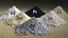 Mezi vzácné kovy patří například neodym (Nd) a samarium (Sa), z nichž se... Mezi vzácné kovy patří například neodym (Nd) a samarium (Sa), z nichž se...