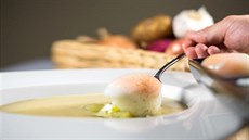 Kulajda s pošírovaným vejcem, houbami a koprovým olejem nebude chybět ve stálém... Kulajda s pošírovaným vejcem, houbami a koprovým olejem nebude chybět ve stálém...