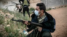 Členové libyjských vojenských sil při bojích s armádou generála Chalífy Haftara... Členové libyjských vojenských sil při bojích s armádou generála Chalífy Haftara...
