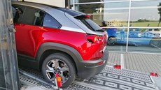 Předprodukční elektromobily Mazda MX-30 dorazily do Prahy. Předprodukční elektromobily Mazda MX-30 dorazily do Prahy.