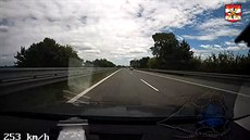 Na dálnici prosvištěl kolem policistů rychlostí 221 kilometrů v hodině Na dálnici prosvištěl kolem policistů rychlostí 221 kilometrů v hodině