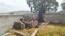 Staré náhrobky skončily na hromadě Staré náhrobky skončily na hromadě