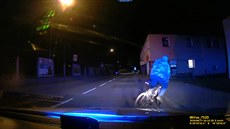 Policisté pronásledovali cyklistu, před hlídkou se složil na chodníku Policisté pronásledovali cyklistu, před hlídkou se složil na chodníku