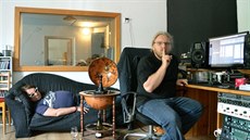 Necrocock odpočívá na kanapi, v popředí bubeník Jan Kapák Necrocock odpočívá na kanapi, v popředí bubeník Jan Kapák