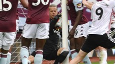 Brankář Örjan Nyland z Aston Villy při utkání proti Sheffieldu neudržel míč... Brankář Örjan Nyland z Aston Villy při utkání proti Sheffieldu neudržel míč...
