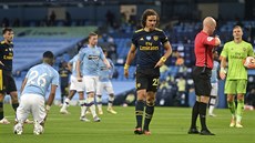 David Luiz z Arsenalu opouští hřiště po červené kartě, kterou mu za penaltový... David Luiz z Arsenalu opouští hřiště po červené kartě, kterou mu za penaltový...