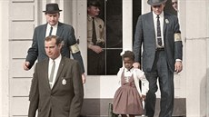 Šestiletá Ruby Bridgesová se v roce 1960 stala první žačkou tmavé pleti, která... Šestiletá Ruby Bridgesová se v roce 1960 stala první žačkou tmavé pleti, která...