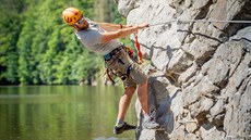 Na skále nad ekou Vltavou mezi Hlubokou a Purkarcem je vyznaená nová ferrata.