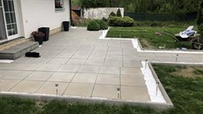 Terasu na snímku, spolu se zanedbanou předzahrádkou, čtenářka zrenovovala za... Terasu na snímku, spolu se zanedbanou předzahrádkou, čtenářka zrenovovala za...