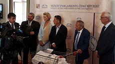 Více než 100 podpisů pod peticí za právo držet zbraň převzali loni senátoři.... Více než 100 podpisů pod peticí za právo držet zbraň převzali loni senátoři....