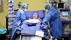 Pacient s nemocí covid-19 na jednotce intenzivní pée v milánské nemocnici San...