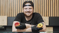 Lukáš Vašek ve své pekárně vyrábí kombinace donutu a croissantu. Lukáš Vašek ve své pekárně vyrábí kombinace donutu a croissantu.