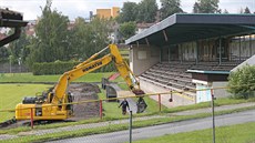 Po třiceti letech se obnovy dočkají obě fotbalová hřiště i atletický ovál... Po třiceti letech se obnovy dočkají obě fotbalová hřiště i atletický ovál...