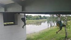Dva kluci ručkují za keškou po svítkovském mostě. Dva kluci ručkují za keškou po svítkovském mostě.