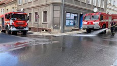 V Benešově nad Ploučnicí na Děčínsku vyteklo při vykládce kamionu z barelu 300... V Benešově nad Ploučnicí na Děčínsku vyteklo při vykládce kamionu z barelu 300...