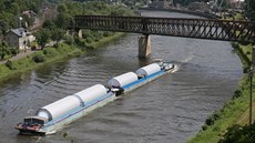 Remorkér Beskydy táhne nové pivní tanky o průměru 6,5 metru pro plzeňský... Remorkér Beskydy táhne nové pivní tanky o průměru 6,5 metru pro plzeňský...