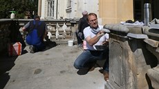Restaurátor Libor Pisklák s kolegy při opravě jedné z balustrád Restaurátor Libor Pisklák s kolegy při opravě jedné z balustrád