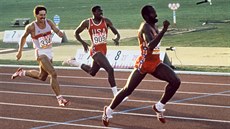 Legendární americký překážkář Edwin Moses při svém olympijském triumfu v roce... Legendární americký překážkář Edwin Moses při svém olympijském triumfu v roce...