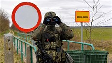 Polský voják stráží hranici s Německem uzavřenou kvůli koronavirové nákaze. (1.... Polský voják stráží hranici s Německem uzavřenou kvůli koronavirové nákaze. (1....