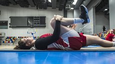 Veronika Voráková se protahuje na tréninku eské reprezentace.