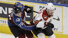 Kelly Klíma (vpravo) v dresu Phoenix Roadrunners pod tlakem Nicka Henryho z... Kelly Klíma (vpravo) v dresu Phoenix Roadrunners pod tlakem Nicka Henryho z...