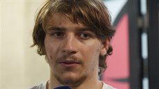 Jakub Lauko hovoří s novináři. Jakub Lauko hovoří s novináři.
