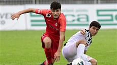 Ondřej Pachlopník (vlevo) z Brna a Denny Samko z Hradce Králové v souboji o míč Ondřej Pachlopník (vlevo) z Brna a Denny Samko z Hradce Králové v souboji o míč