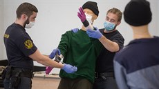 Členové strážské akademie zkoušejí spoutat figurínu, kvůli koronaviru nemohou... Členové strážské akademie zkoušejí spoutat figurínu, kvůli koronaviru nemohou...