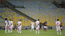 Momentka z duelu Flamengo vs. Bangu (bílá), hráči drží minutu ticha za oběti... Momentka z duelu Flamengo vs. Bangu (bílá), hráči drží minutu ticha za oběti...