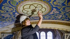 Téměř 130 let se nástěnných maleb ve Velké synagoze v Plzni nikdo nedotýkal.... Téměř 130 let se nástěnných maleb ve Velké synagoze v Plzni nikdo nedotýkal....